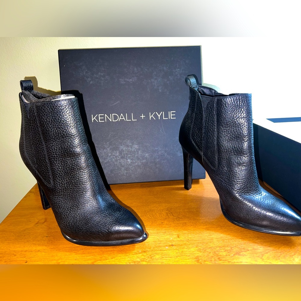 NWT Kendall + Kylie Shoes Womens Size 7.5 Black Pointed Toe Ankle Boots - Picture 1 of 9